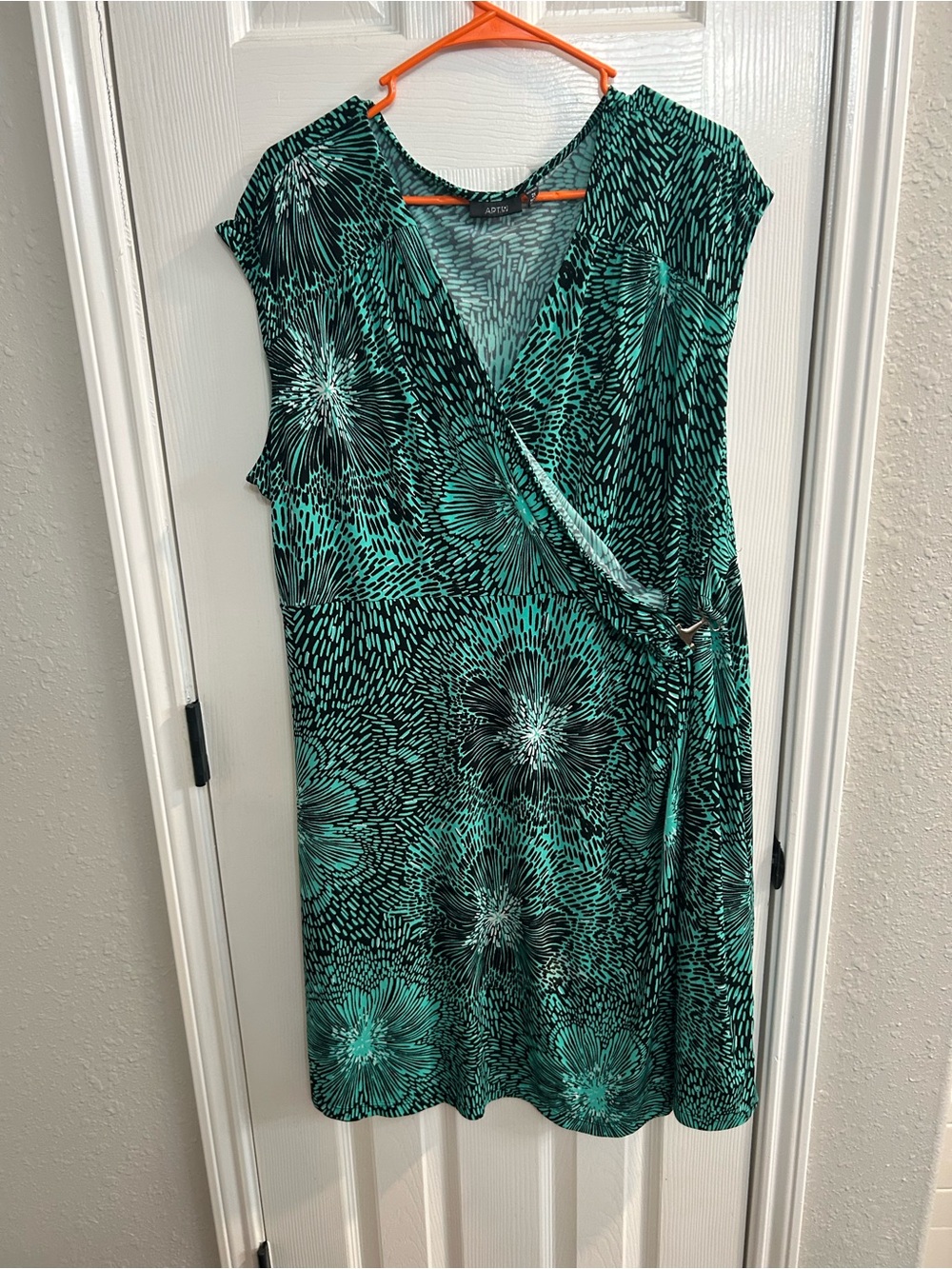 Apt. 9 green and black abstract floral wrap dress size 2x with side clasp
